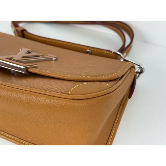 LOUIS VUITTON Epi Buci Crossbody Gold Honey - Picture 9 of 16